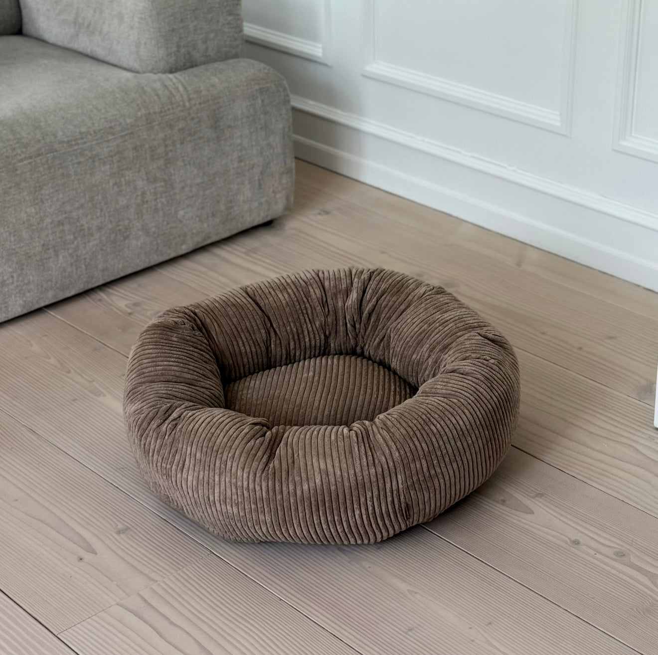 Luksuriøs fløjl hundekurv – Komfort og elegance til din hund